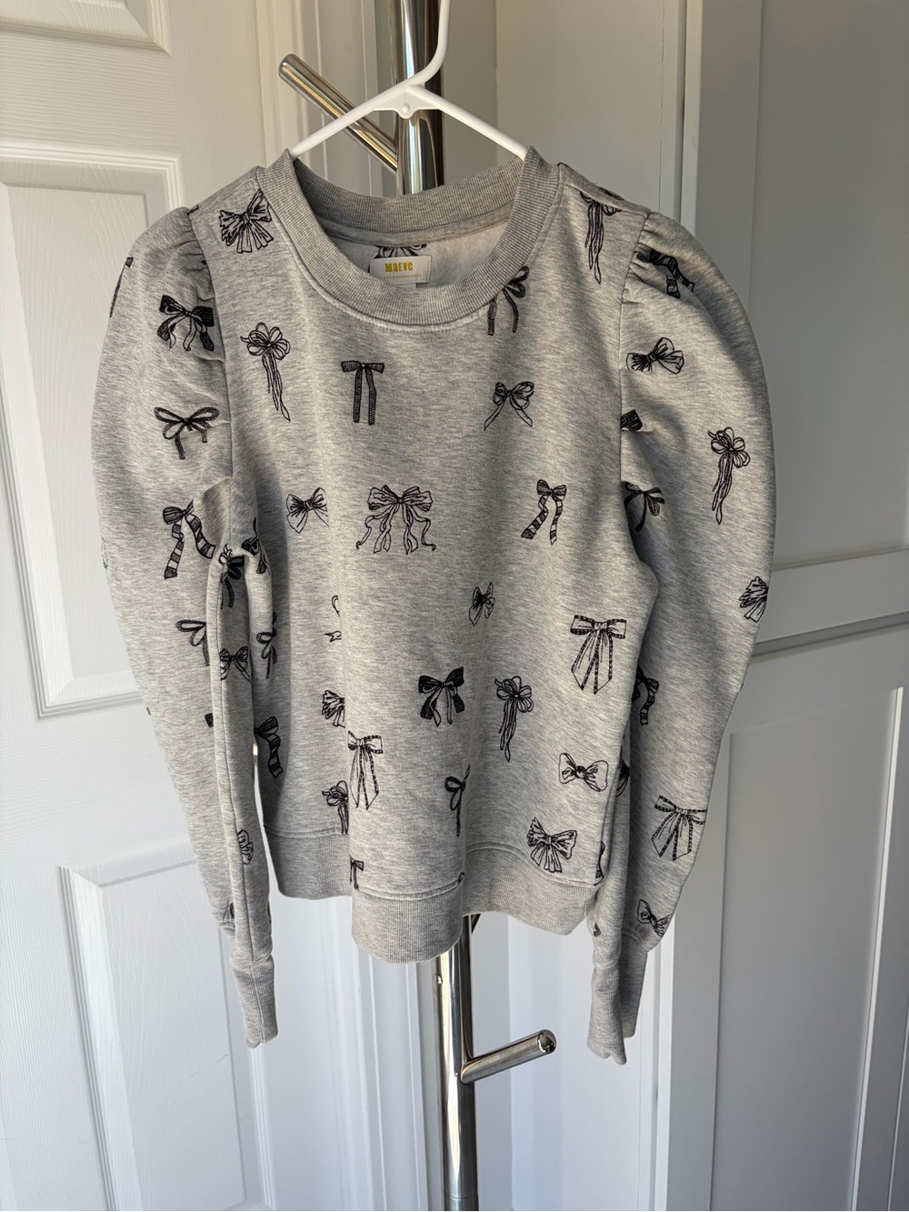 Maeve Gray Bow-Print Puff-Sleeve Sweatshirt Top, Size Large.